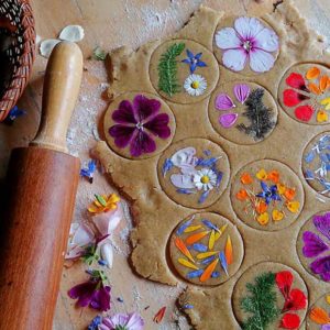 Cuisine sauvage : Les biscuits aux fleurs du jardin