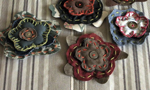 #htmlcaption_163 Des broches fleurs