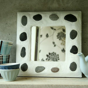 Cadre miroir en galets