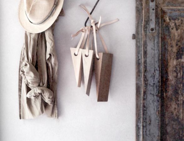 #htmlcaption_15664 Bricolage : Fabriquer un cale-porte en bois brut et cuir