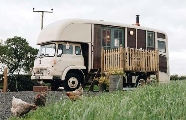 Glamping : l’incroyable transformation<br> d’un ancien camion de chevaux