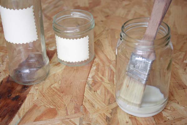 Colle au lait pour étiqueter les confitures et les bocaux faits maison