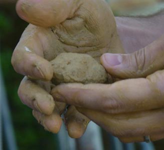 Stages Okhra : la recette d’enduit à l’argile de Gérard Vivés