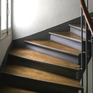 Rénover : Comment donner une seconde jeunesse à un escalier en bois sans le remplacer ?