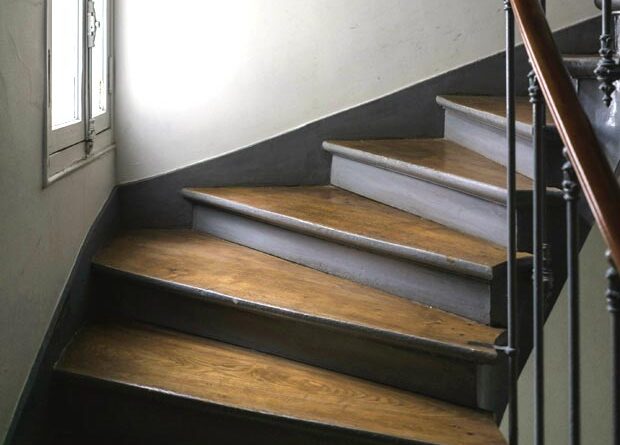 escalier ancien bois