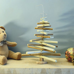 Sapin de Noël en bois et fil de fer