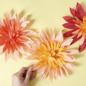 DIY avec Cultura : Créer des fleurs en papier pour un chemin de table durable