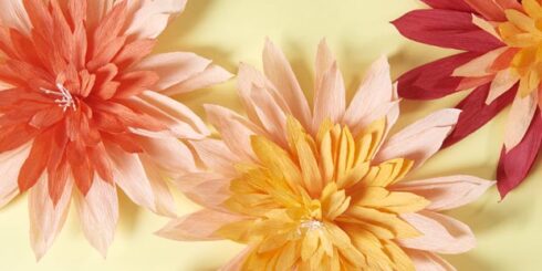 DIY avec Cultura : Créer des fleurs en papier pour un chemin de table durable