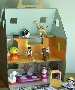 Maison de poupées en carton