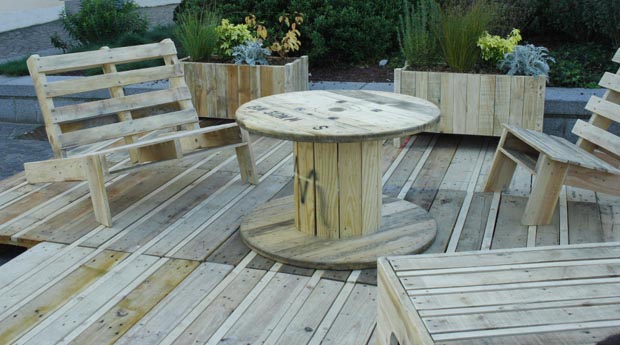 Jardin-terrasse en matériaux de récupération