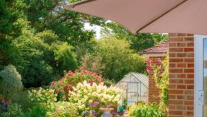 Jardin : Comment ombrager une petite terrasse sans encombrer l&rsquo;espace ?