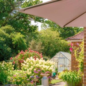 Jardin : Comment ombrager une petite terrasse sans encombrer l&rsquo;espace ?