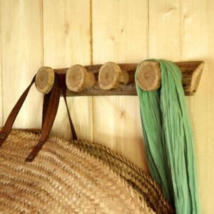 Idée bricolage bois : Fabriquer un portemanteau nature avec une branche d&rsquo;arbre