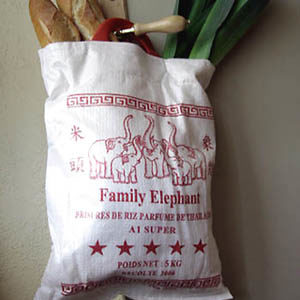 Un cabas avec un sac de riz