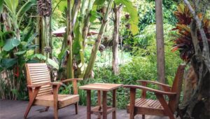 Salon de jardin : Les produits pour l&rsquo;entretenir et le faire durer en fonction de sa matière