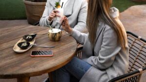 Table de jardin ronde : Le meuble convivial qui transforme vos repas en plein air