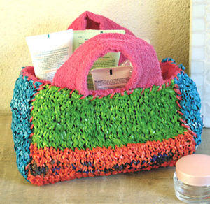 Trousse en plastique tricoté