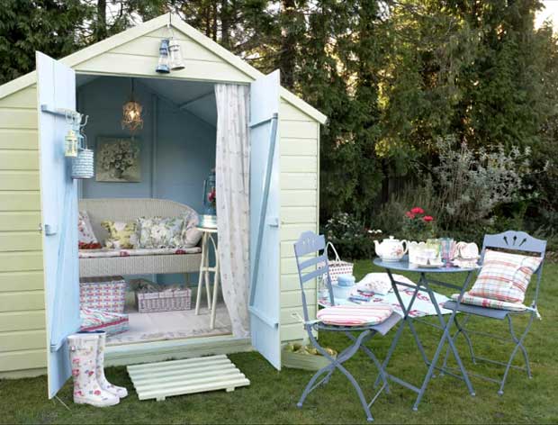 un salon dans un cabanon