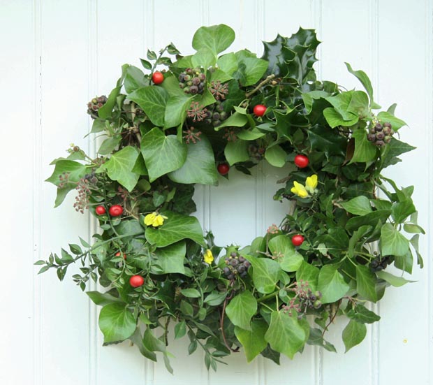 couronne de noël verte et rouge traditionnelle accrochée à la