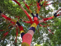 land art arbre crochet